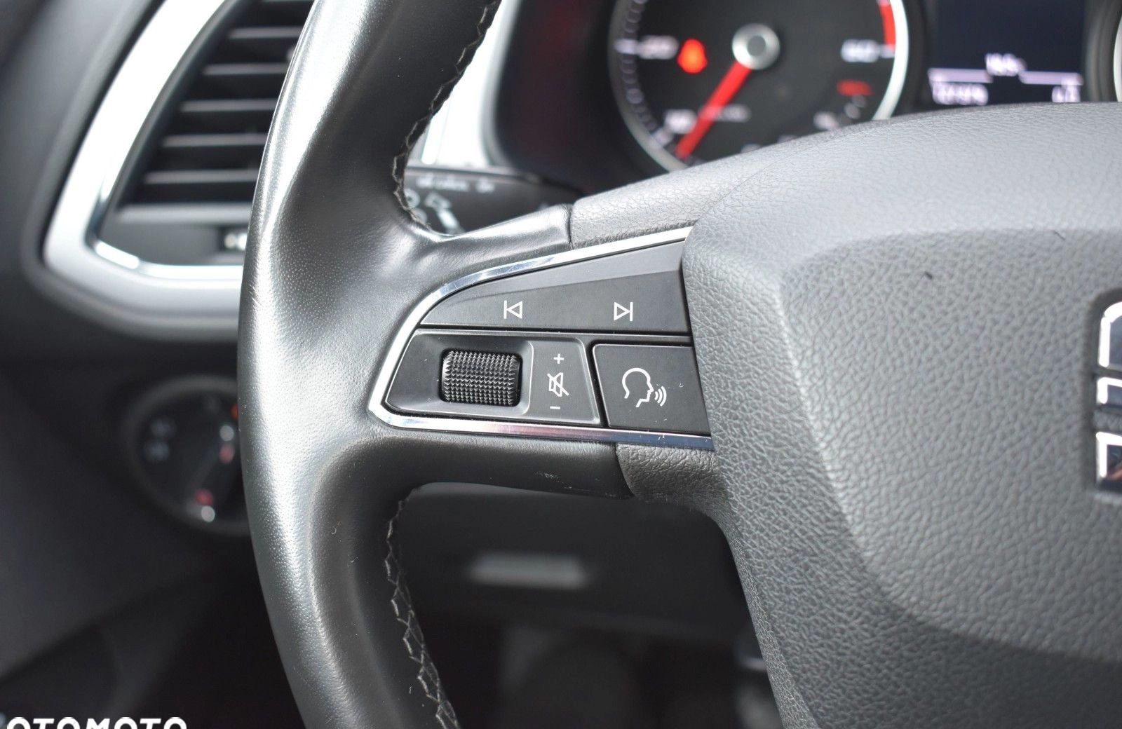 Seat Leon cena 58900 przebieg: 127379, rok produkcji 2019 z Poznań małe 407